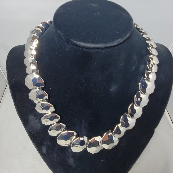 Banana Republic hammered silver disc necklace - Picture 2 of 6